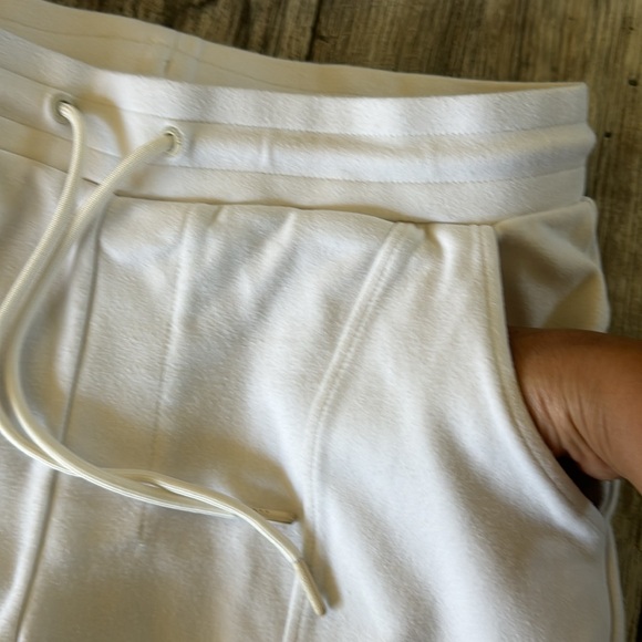 ALPHALETE IDENTITY WOMEN "UNISEX" WHITE BEAUTIFUL SHORTS, MEDIUM - Picture 8 of 13